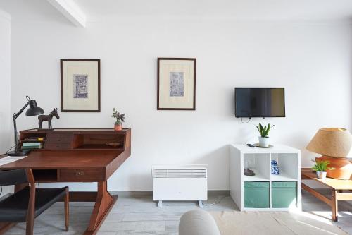sala de estar con escritorio y TV en Sintra Sweet Apartment I - Free Parking, en Sintra