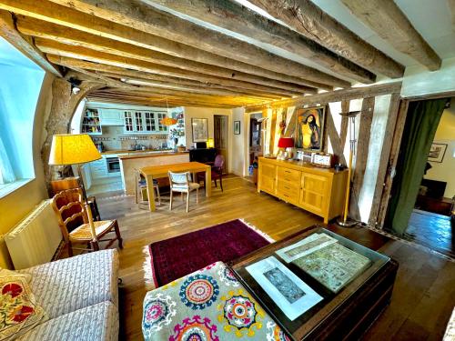 un salon avec un canapé et une table dans l'établissement Appartement Loft et studio, à Paris