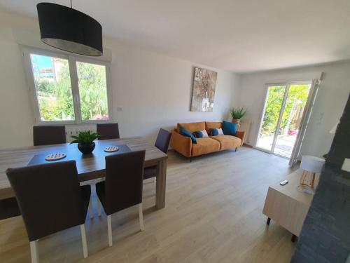 un salon avec une table et un canapé dans l'établissement Villa illiberis, à Elne