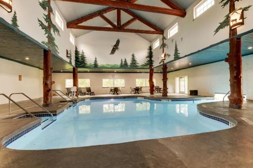 a swimming pool in a large room with a large ceiling at Stoney Creek Hotel La Crosse - Onalaska in Onalaska