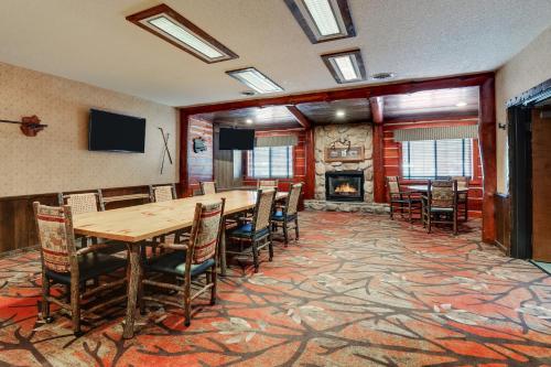 a dining room with a table and chairs and a fireplace at Stoney Creek Hotel La Crosse - Onalaska in Onalaska
