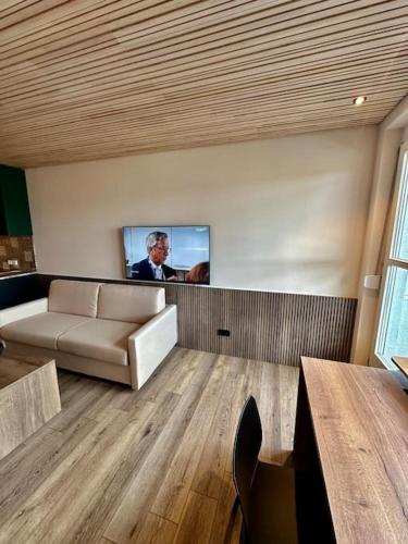 Una sala de estar con un sofá y un televisor. en FeWo Holzäpfel Dunningen, en Dunningen