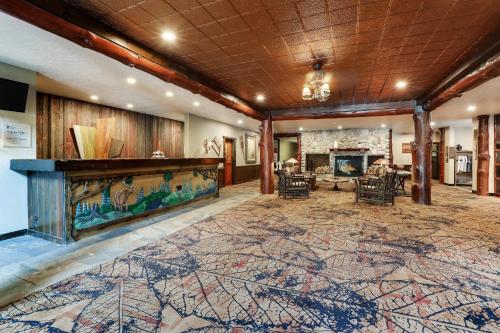 a large room with a large rug on the floor at Stoney Creek Hotel La Crosse - Onalaska in Onalaska