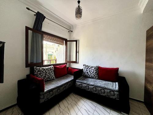 a living room with a couch and a window at Apartamento Centrico en Bab Okla in Tetouan