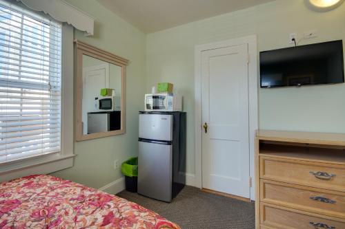 a bedroom with a refrigerator and a microwave at Ocean Lodge Hotel South in Ocean City