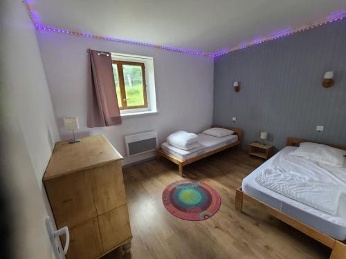 ein Schlafzimmer mit einem Bett und einem Bettvolant in der Unterkunft Calme et plein air in Monestier-de-Clermont