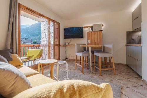 Μια τηλεόραση ή/και κέντρο ψυχαγωγίας στο Studio 4 personnes ensoleillé et proche de tout