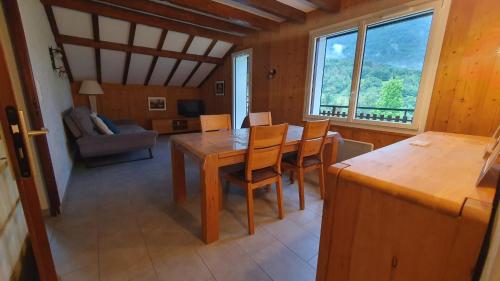 une salle à manger avec une table et des chaises dans une pièce dans l'établissement Agréable T3 entre lac et montagne, à Verchères