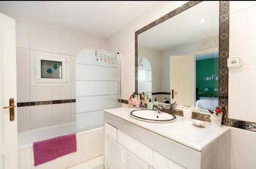 Ένα μπάνιο στο Villa Ana