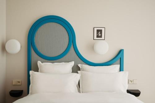 Postel nebo postele na pokoji v ubytování Edgar Suites Lille - Shake