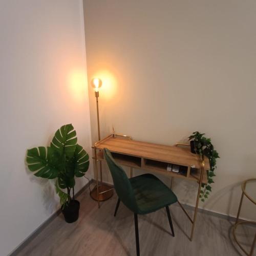 a desk with a green chair and a lamp in a room at B&B Ginevra in Porto San Giorgio