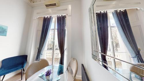 a dining room with a glass table and two windows at MSK Superior in London