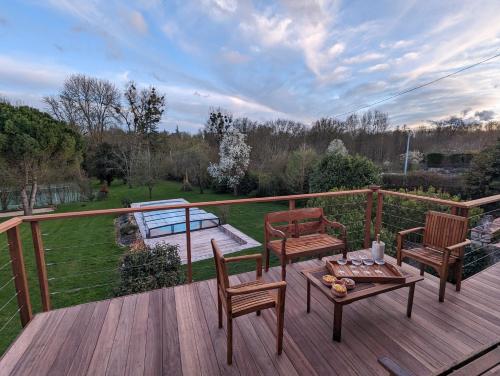 Bazén v ubytování Hameau du Moulin d Almont nebo v jeho okolí