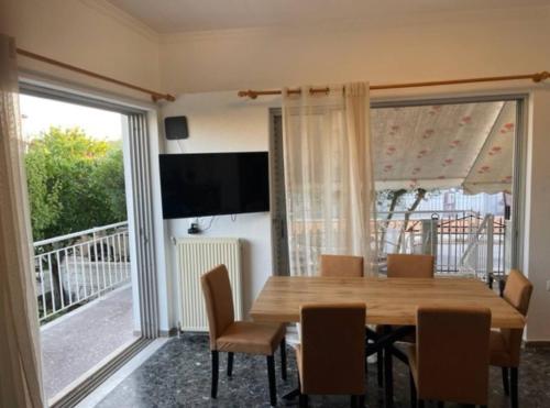 Cosy spot near the beach only 45 min from Athensにあるテレビまたはエンターテインメントセンター