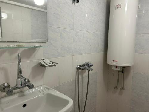 a bathroom with a sink and a water tank at КЪЩА ЗА ГОСТИ ЧЕРВЕНА ЛОКВА # Guest House Chervena lokva in Gabrovo
