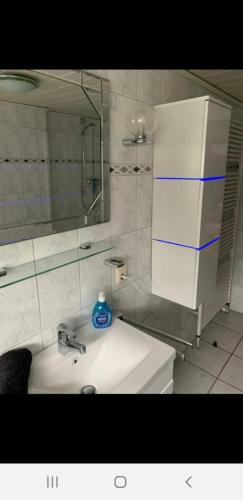 a bathroom with a sink and a mirror at Stadtrand Haushälfte in Wilhelmshaven