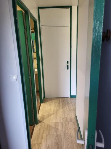 une porte ouverte menant à une chambre avec couloir dans l'établissement Private Room-3 in HANNANA Apartment- 2 min walk To Tram 12 min to Nice train station 15 min to Massena Place, à Nice