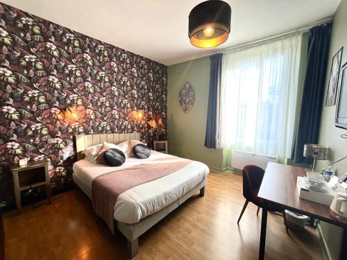 Ένα ή περισσότερα κρεβάτια σε δωμάτιο στο Logis Hôtel Le Cygne