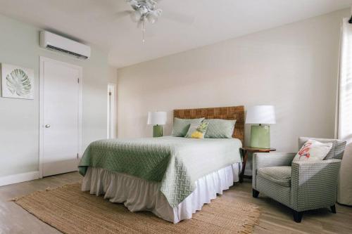 Postel nebo postele na pokoji v ubytování Cozy private studio 2 blocks from Pompano Beach
