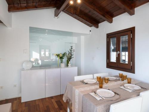 a dining room with a table and a kitchen at Lovely House in Granada's Eye in Granada