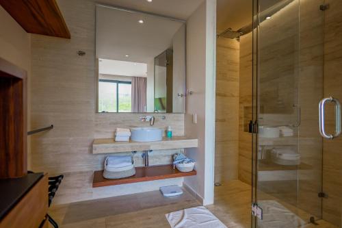 プラヤ・デル・カルメンにあるCeren 203の洗面台とシャワー付きのバスルーム