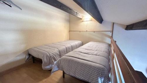 - une petite chambre avec 2 lits sur un bateau dans l'établissement Agréable Maison Résidence au calme - terrasse- parking privé - 6ANI147, au Barcarès