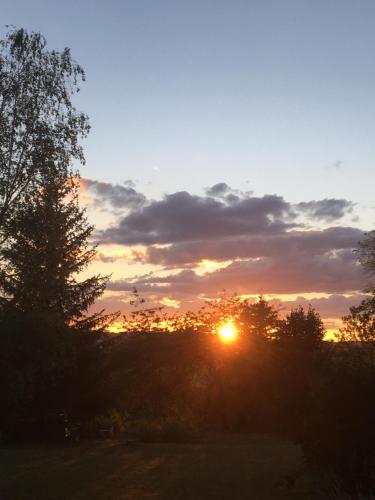 a sunset with the sun setting in the sky at La Maison de l'Andelot in Monteignet-sur-lʼAndelot