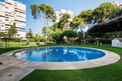 MAGIC OF THE OCEAN, front Line Beach in Playamar-Parking, Sea Views, Pool, tenis, paddle, wifi and Aircon