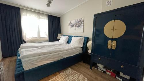 Ένα ή περισσότερα κρεβάτια σε δωμάτιο στο Apartament w Wiartlu