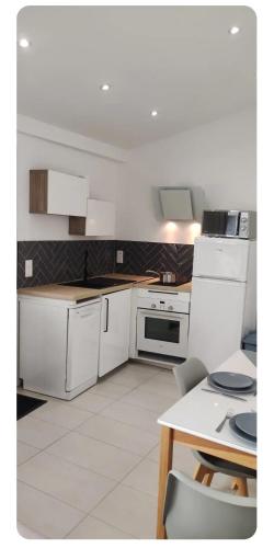 Η κουζίνα ή μικρή κουζίνα στο Maisonnette cosy et calme