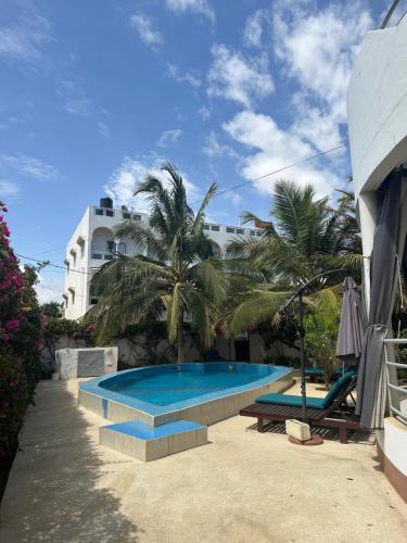 a swimming pool in front of a building at Residence Saint James in Somone