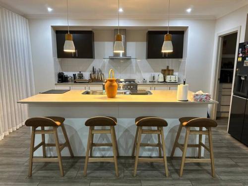 Η κουζίνα ή μικρή κουζίνα στο Luxurious 4 Bedroom Home in Prime Location