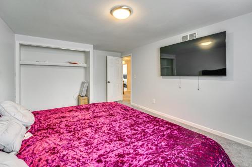 Cama o camas de una habitación en Spacious Southfield Home with Patio and Yard!