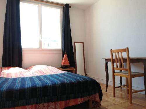 une chambre avec un lit, une chaise et une fenêtre dans l'établissement Bright central apartment close to St Charles station, à Marseille