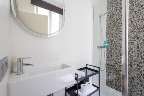 Kúpeľňa v ubytovaní FLORIT FLATS - Stylish 2 Bedroom AC Wifi Terrace Attic in Valencia Center