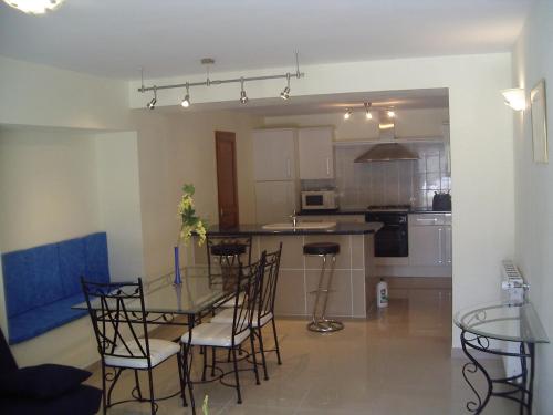 une cuisine et une salle à manger avec une table et des chaises dans l'établissement Résidence du parc, à Souillac