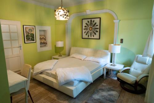 ein Schlafzimmer mit einem Bett und einem Stuhl in der Unterkunft Hotel und Restaurant Halbinsel in Blieskastel