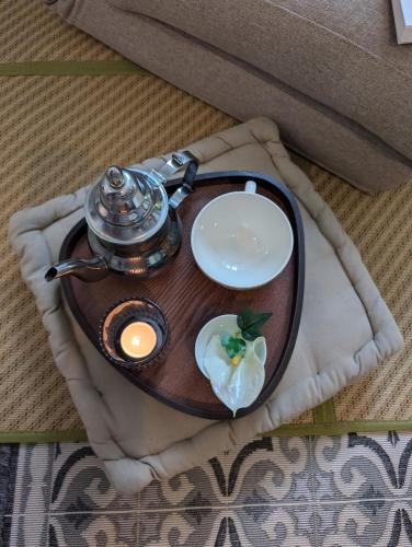 une théière et une assiette de nourriture sur une table dans l'établissement La Petite Maison de Locarn, à Locarn