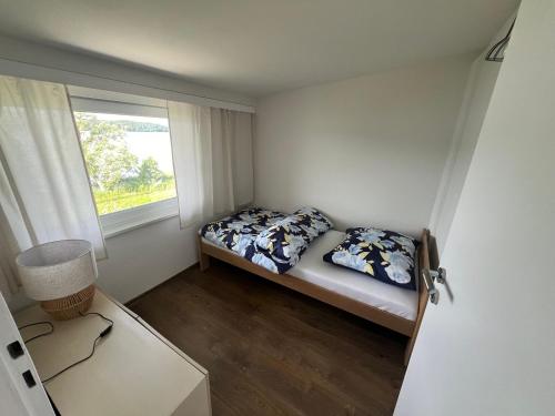 a small room with a bed and a window at ALEKSANDRA in Wiele