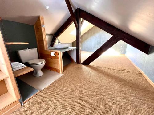 La salle de bains mansardée est pourvue de toilettes et d'un lavabo. dans l'établissement appartement Pickup, à Caen