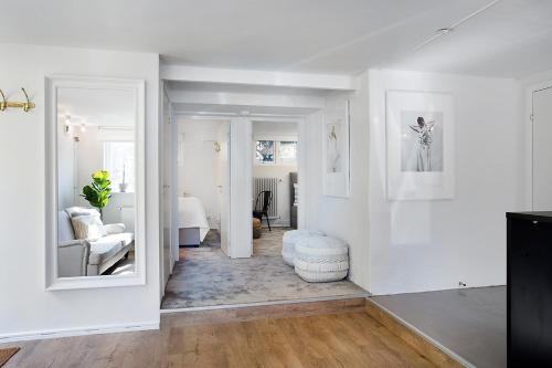 salon z białymi ścianami i lustrem w obiekcie WOW Apartments Johanneberg w Göteborgu