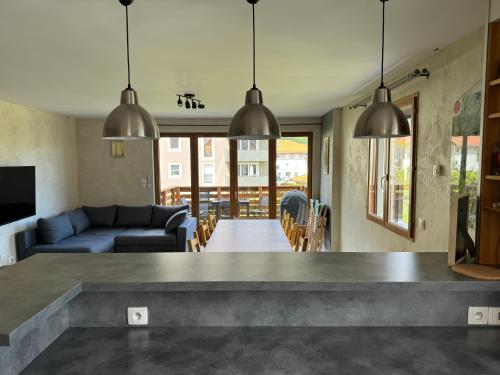 un salon avec un canapé et une table dans l'établissement F ou d'Lac, à Doussard