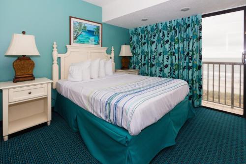 Säng eller sängar i ett rum på Peppertree by the Sea by Capital Vacations