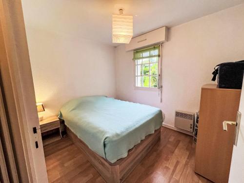 une petite pièce avec un lit et une fenêtre dans l'établissement Apartment Les Jardins de la Côte Fleurie by Interhome, à Villers-sur-Mer