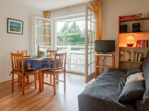un salon avec une table et un canapé dans l'établissement Apartment Les Jardins de la Côte Fleurie by Interhome, à Villers-sur-Mer