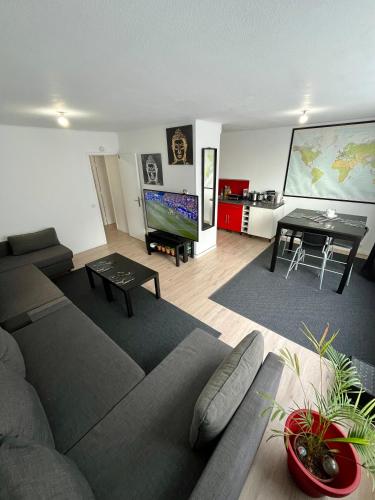 un salon avec un canapé et une table dans l'établissement Decathlon Arena Stade Pierre Mauroy à 5mn à Pieds, à Villeneuve d'Ascq