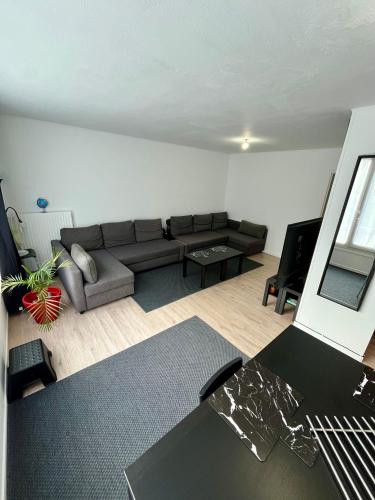 un salon avec un canapé et une table dans l'établissement Decathlon Arena Stade Pierre Mauroy à 5mn à Pieds, à Villeneuve d'Ascq