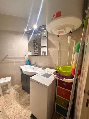 une petite salle de bain avec un lavabo et un miroir dans l'établissement Appartement Port Royal, au Grau-du-Roi