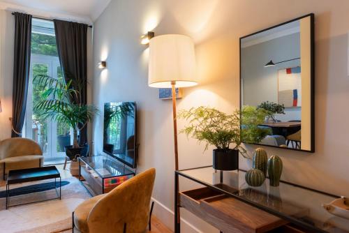 BmyGuest Collection - The Marquis Luxury Garden Apartment