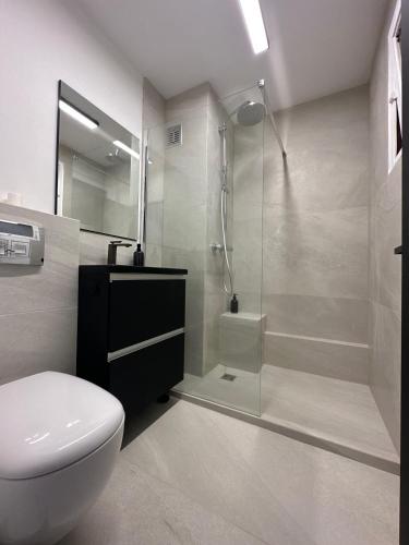 une salle de bain avec une douche, des toilettes et un lavabo dans l'établissement Appartement Design élégant, au Cannet